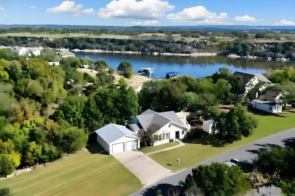 1025 Lake Shore Drive, Spicewood