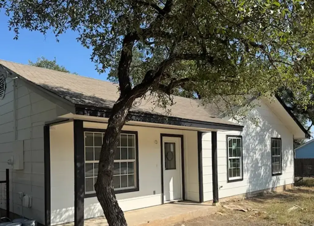 525 Live Oak Drive, Bertram