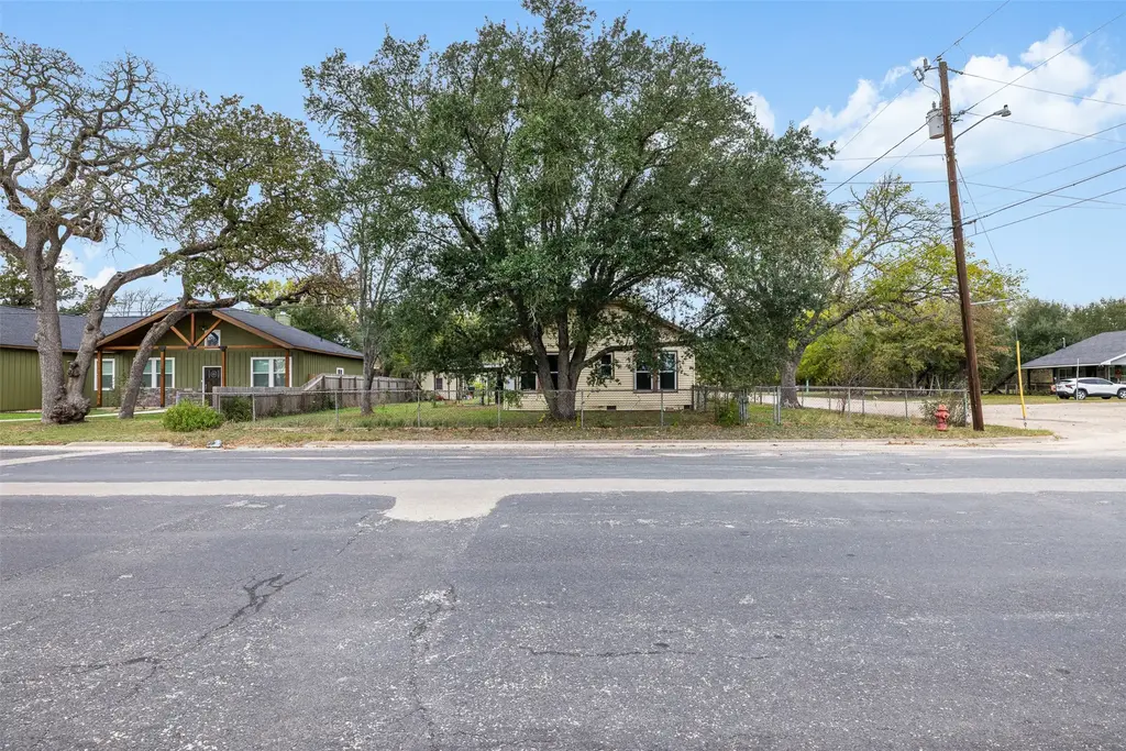 148 E Boundary Street, Giddings