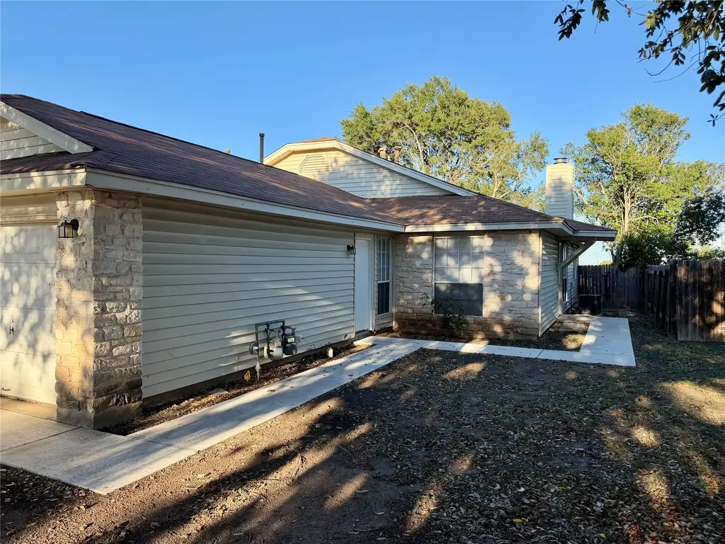 1510 S Medina Street B, Lockhart