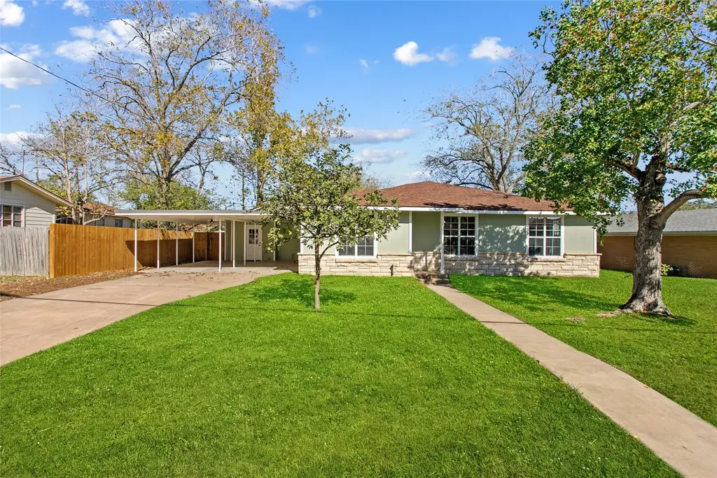 347 Monroe Street, Giddings