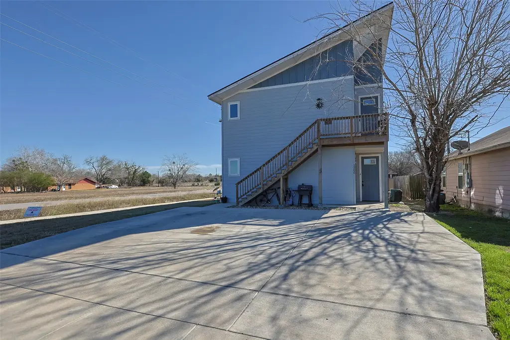 1300 Hausman, Lockhart