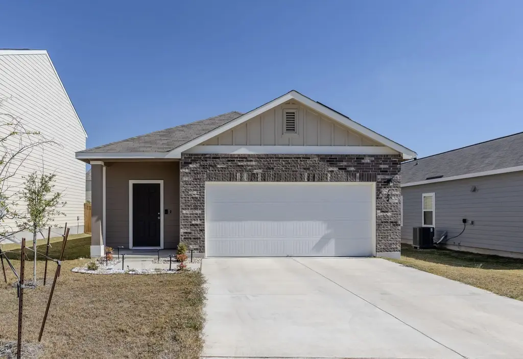 104 Enforcer Loop, Jarrell