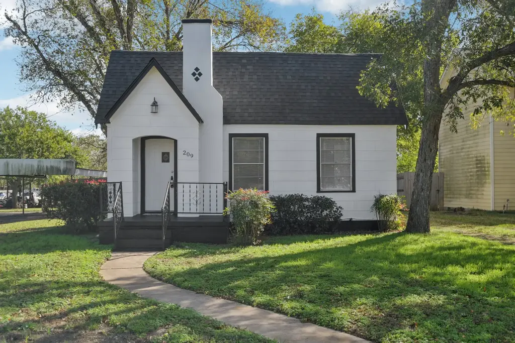 209 E 8th Street, Elgin
