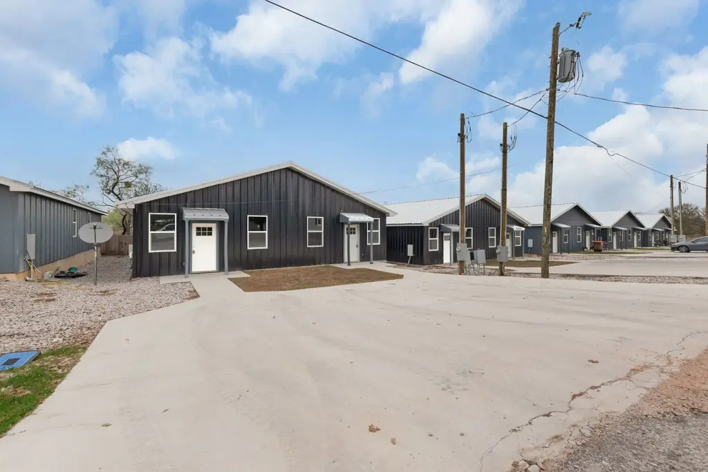 830 Waco Street 1-10, Kingsland