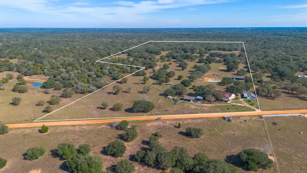 1009 Private Road 1024, Hallettsville