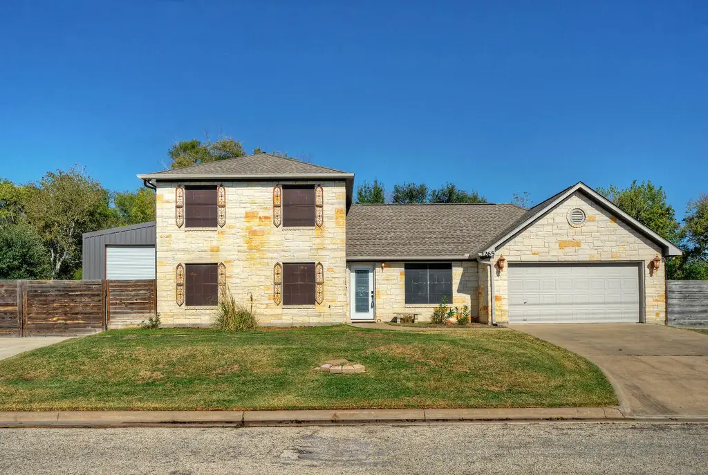 1265 E Independence Street, Giddings