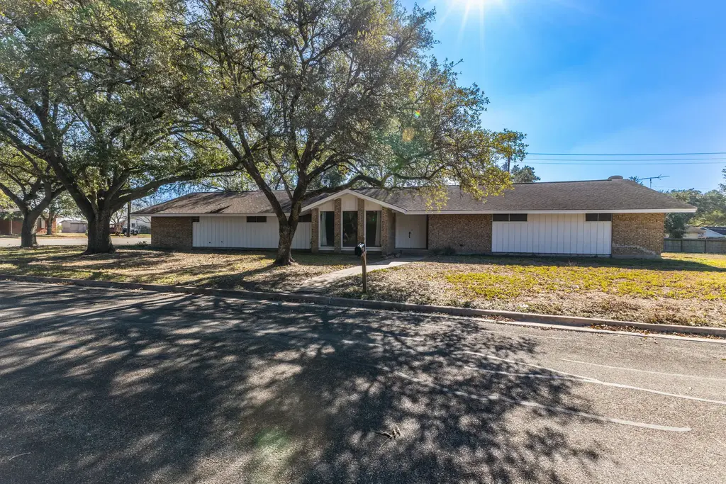 202 Kallus Street, Schulenburg