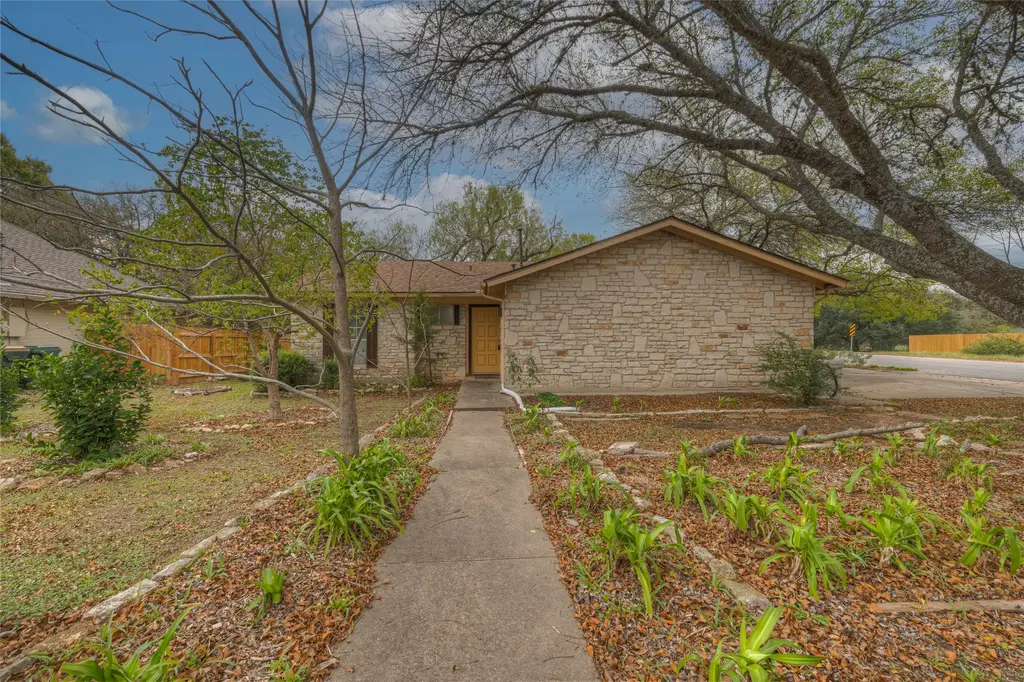1935 Lisa Lane, San Marcos