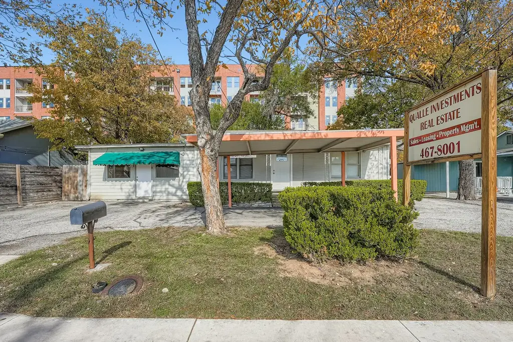 702 W St John's Avenue B, Austin
