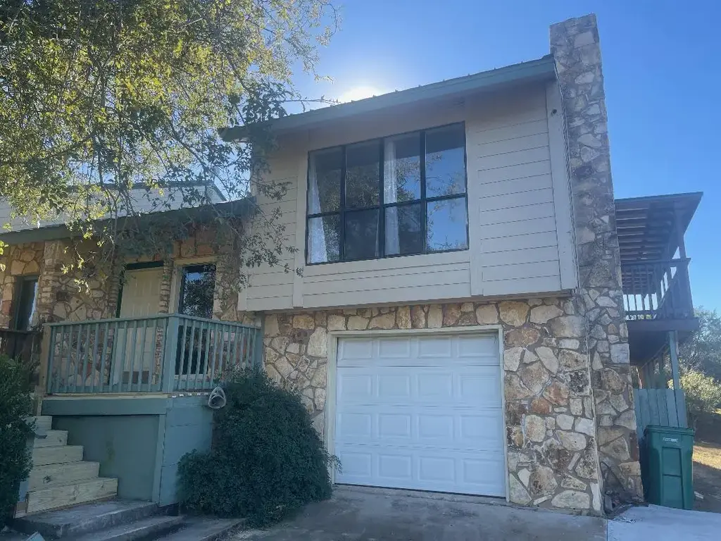 102 A/b Falcon, Horseshoe Bay