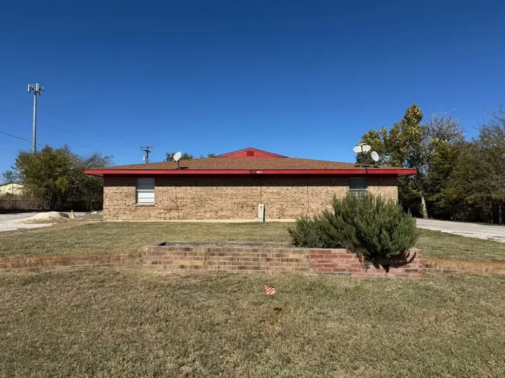 703 E Avenue J, Lampasas