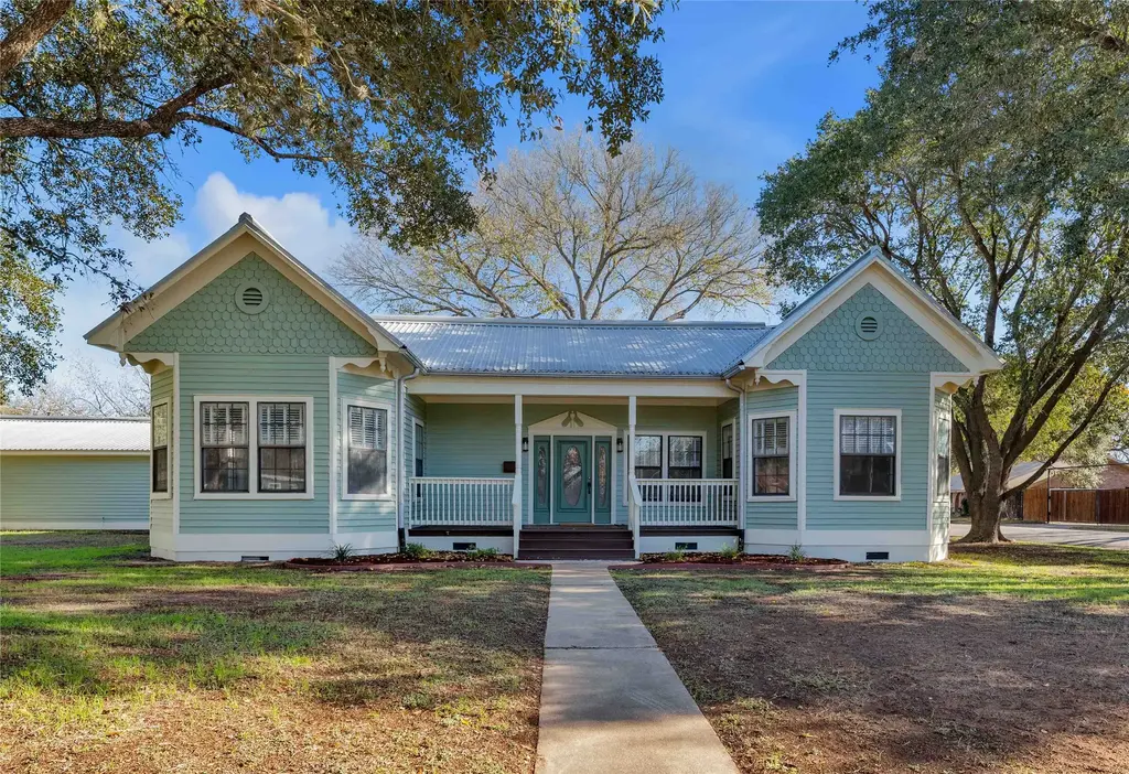 303 S Franklin Street, La Grange