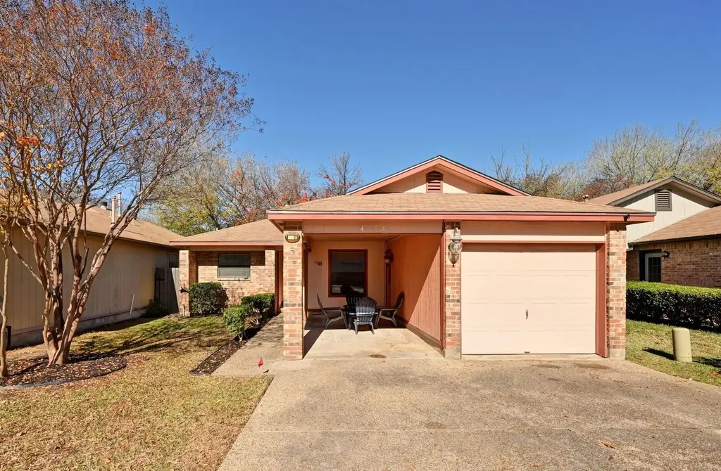 408 Village Lane, Buda