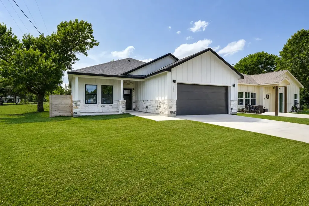 889 S Leon, Giddings