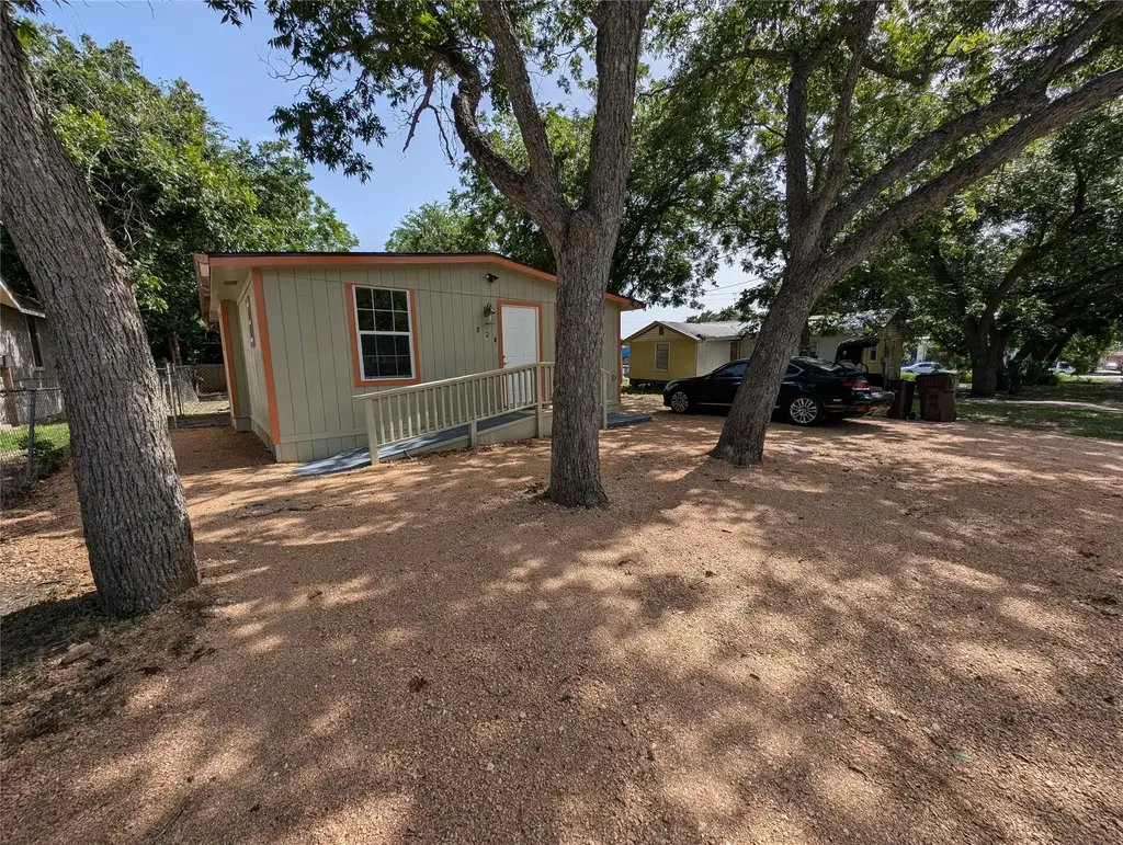 320 Laredo Street, Lockhart