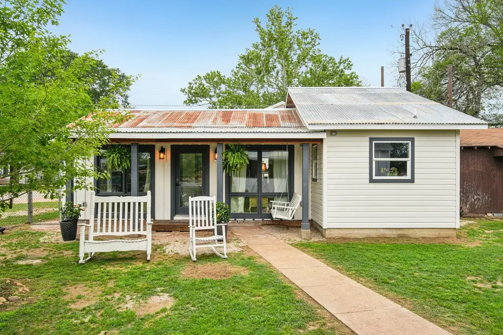 801 1/2 Bishop Street, Smithville
