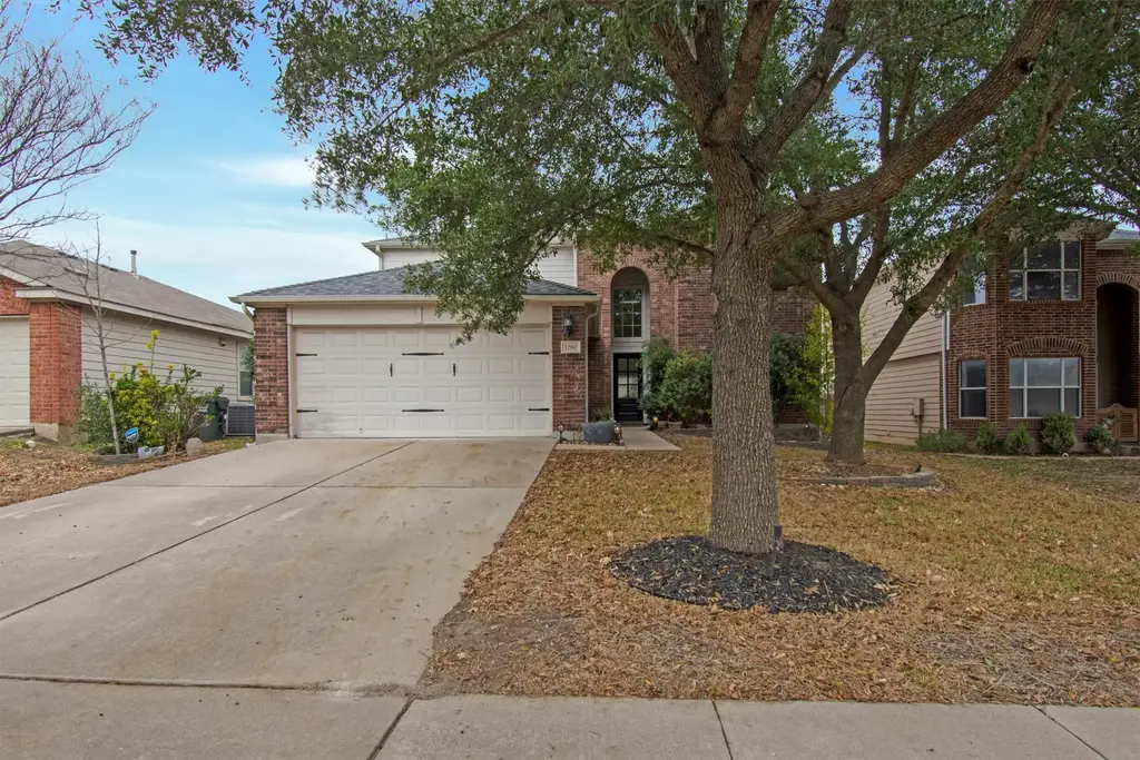 1290 Sweet Gum, Kyle