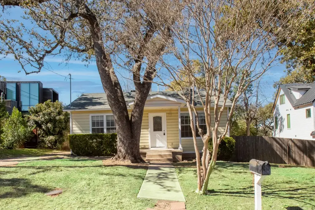 2802 S 4th Street, Austin