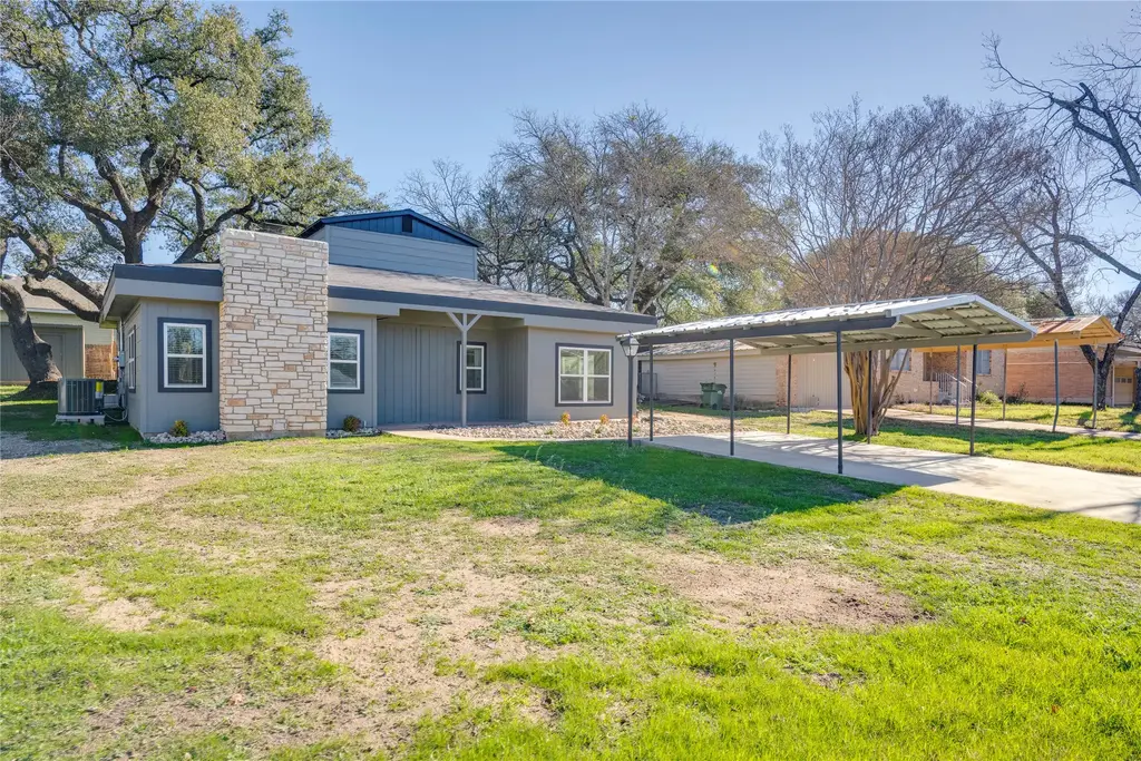 809 N West Street, Burnet
