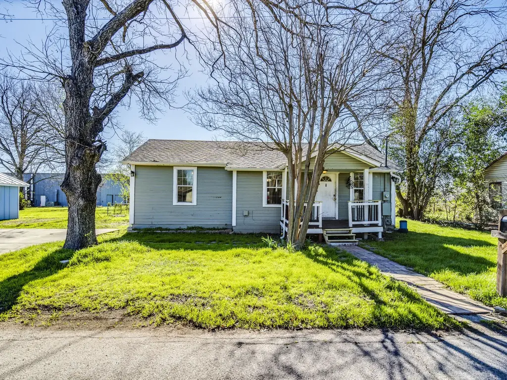 721 E Pine Street, Seguin