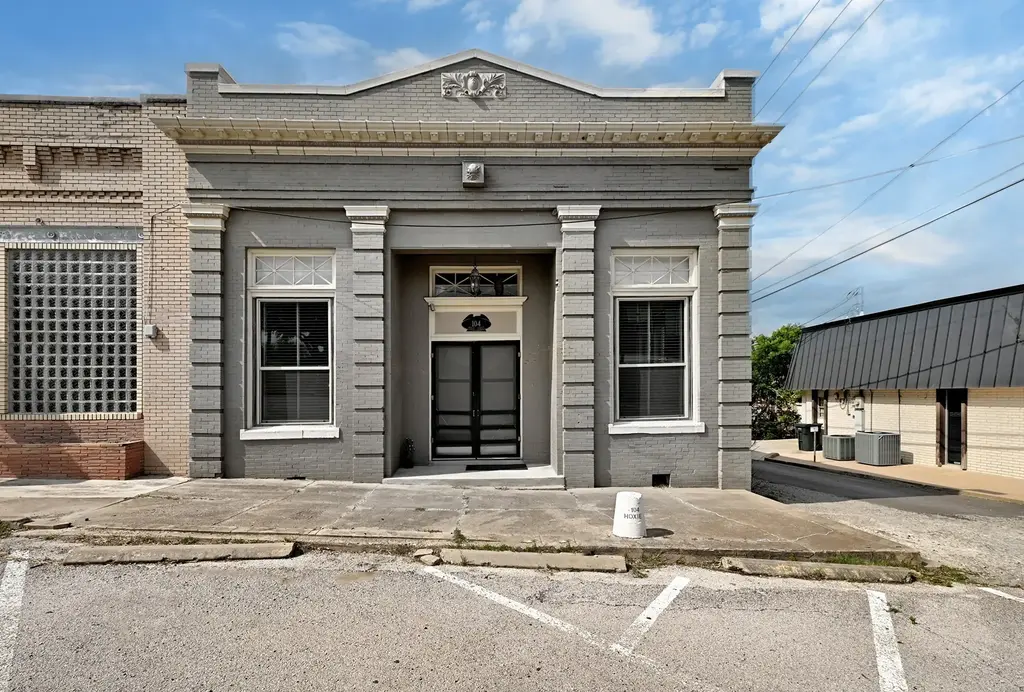 104 Hoxie Street, Coupland