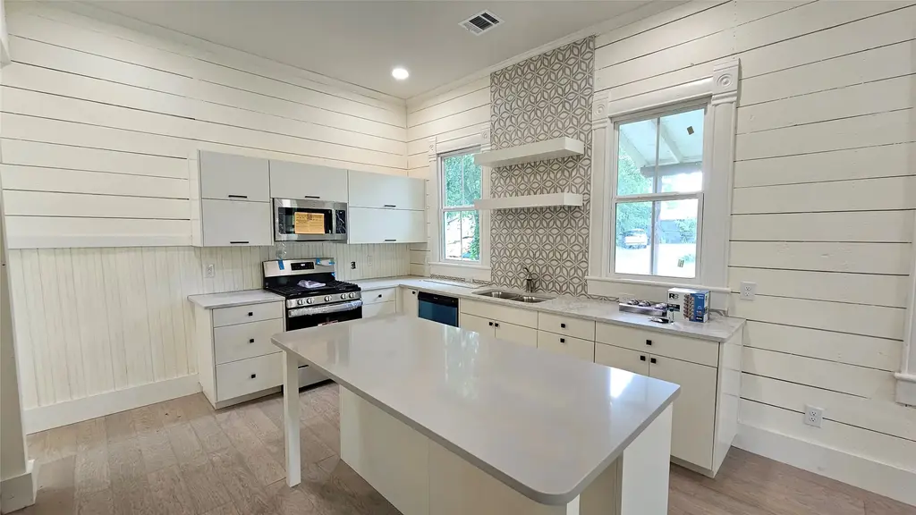 917 W 6th Street, Taylor
