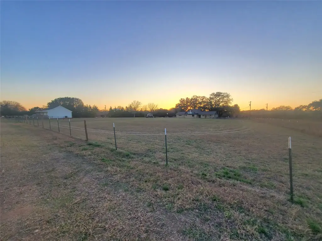 105 Red Tip Lane, Brenham