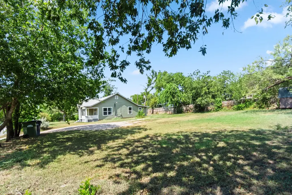 409 N Vandeveer Street, Burnet