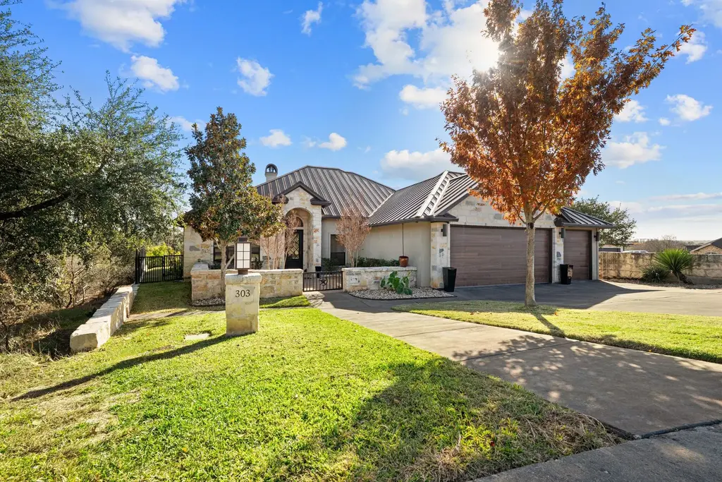 303 Emerald Way, Horseshoe Bay