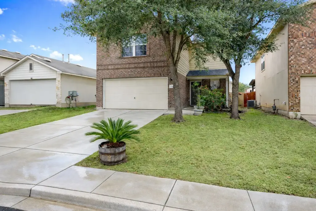 122 Quarter Avenue, Buda