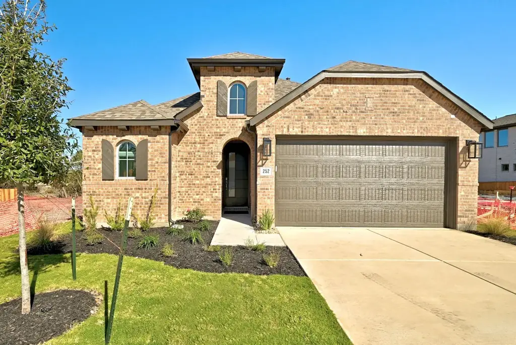 252 Basket Flower Loop, Kyle