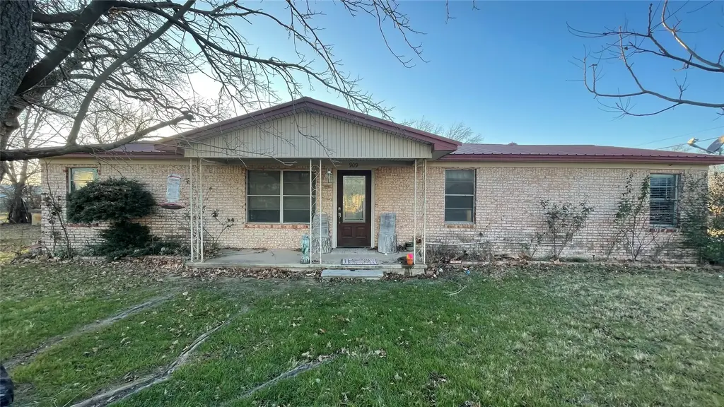 909 Fannin Street, Nocona
