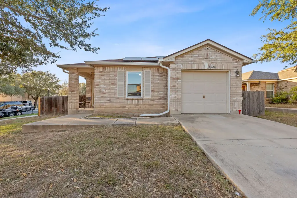 5628 Se Sunday Silence Drive, Del Valle
