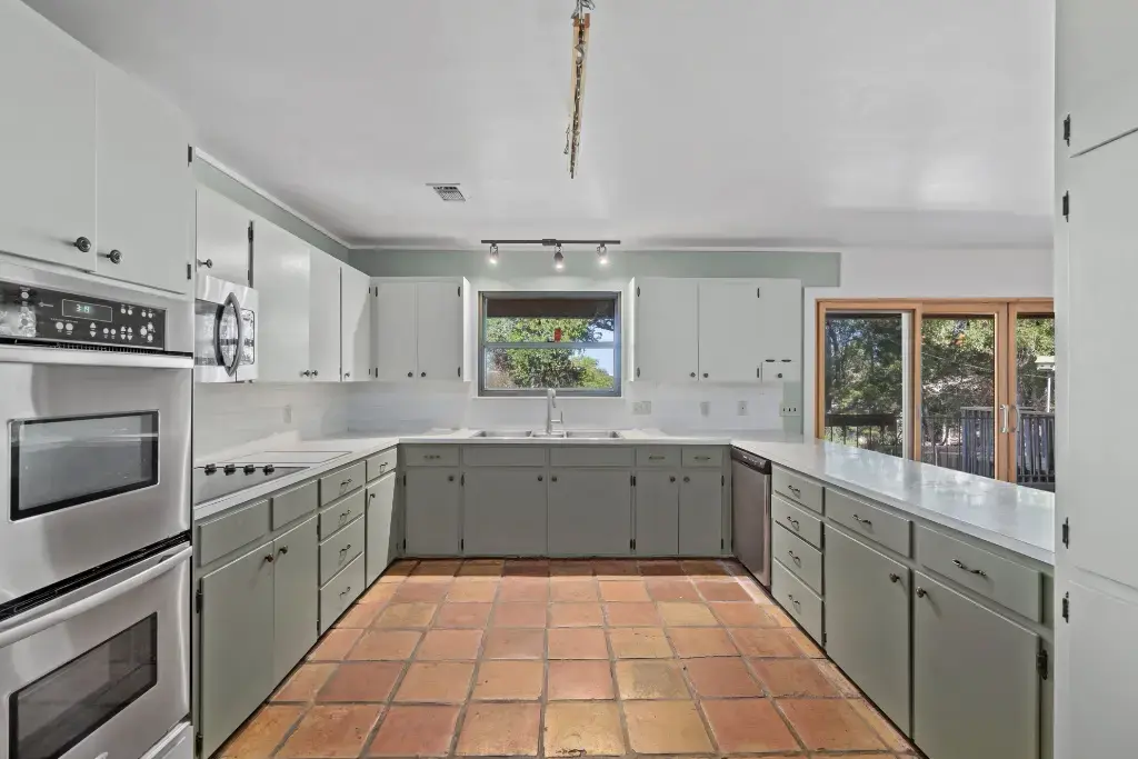 103 Comet, Lakeway