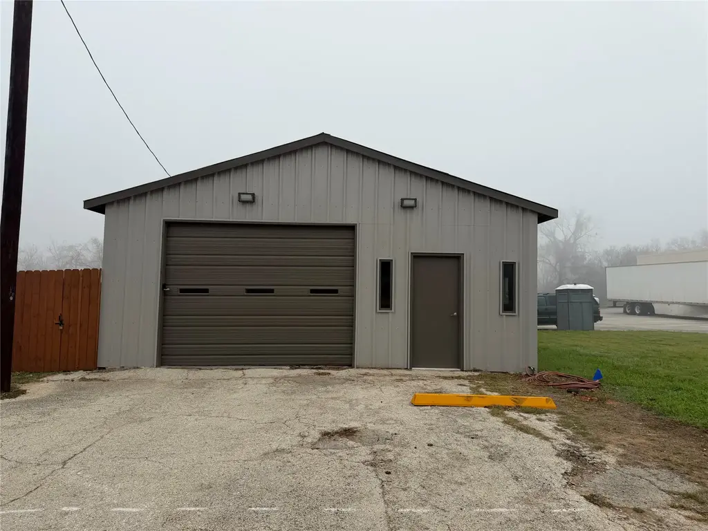 1541 E Pierce Street, Luling