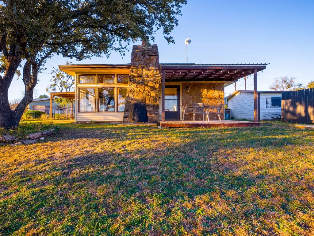 309 S Oak Lane, Burnet