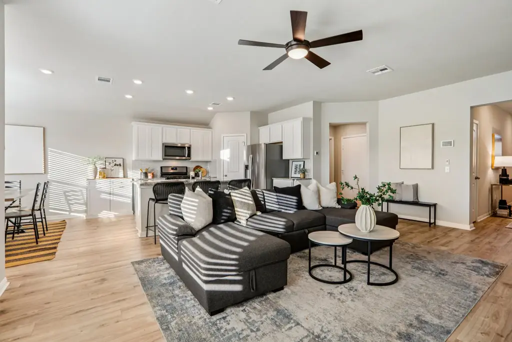 208 Royal Palm Way, Leander