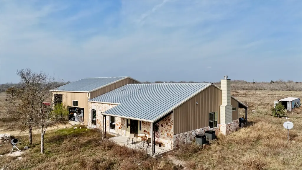 326 County Road 451, Waelder