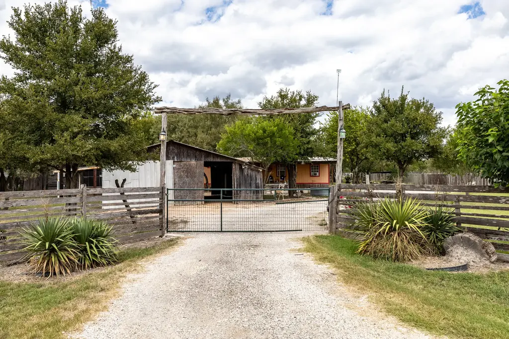 310 Union Hill Road, Luling