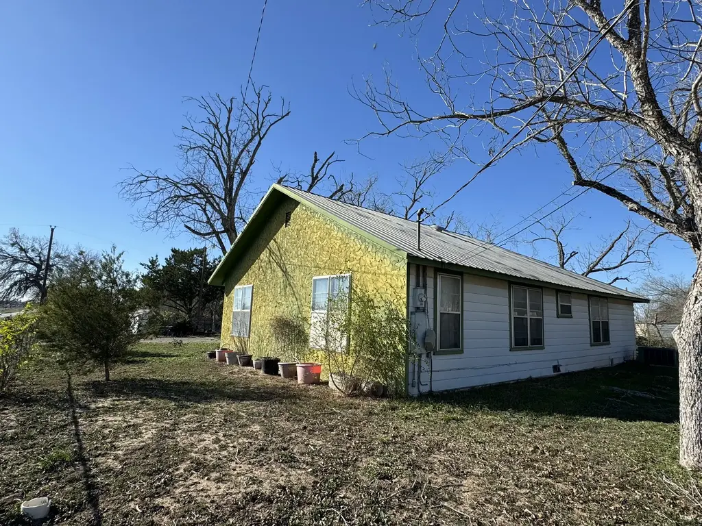 2742 W Kingsbury Street, Seguin