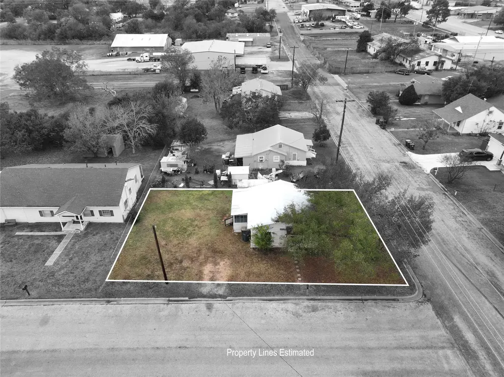 207 S Waco Street, Giddings