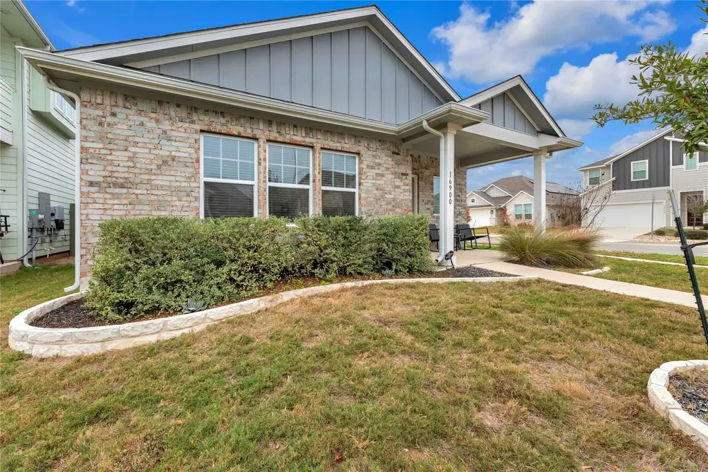 16900 Adoro Drive, Manor