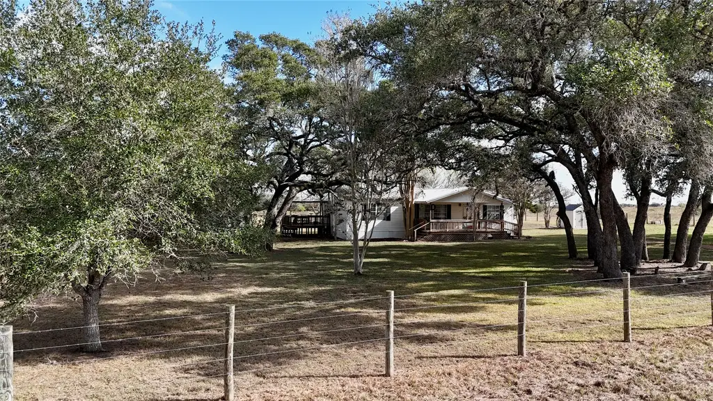 415 County Road 457, Hallettsville