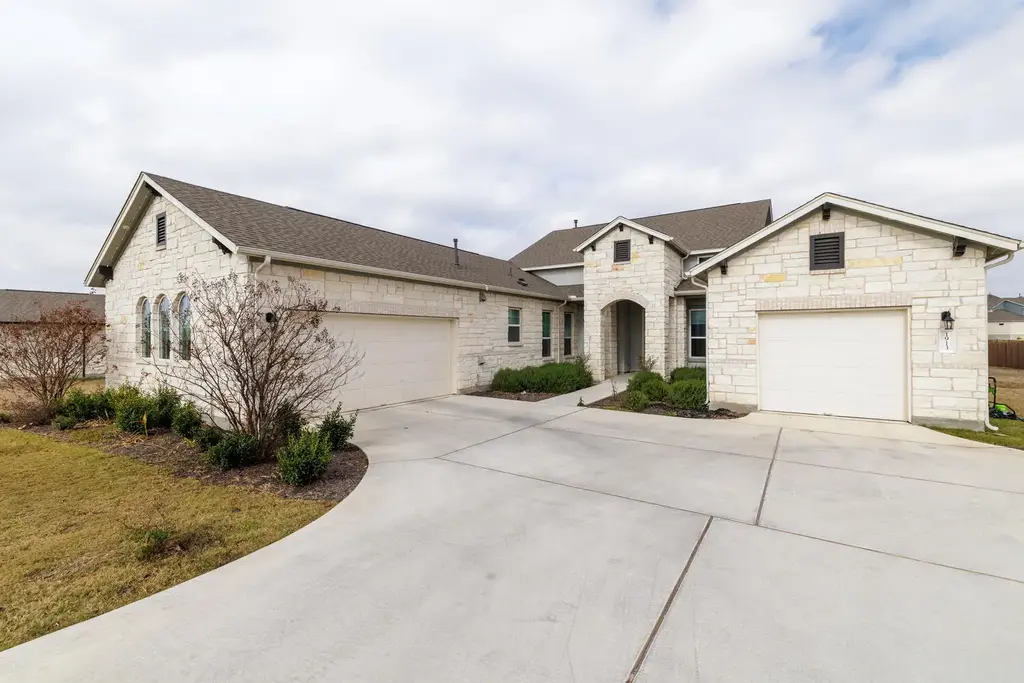 1913 Equine Road, Leander