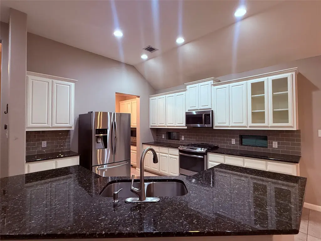 112 E Adelanta Place, Round Rock