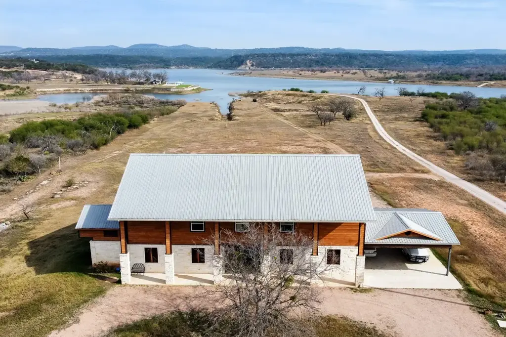 421 Chimney Cove Drive, Marble Falls