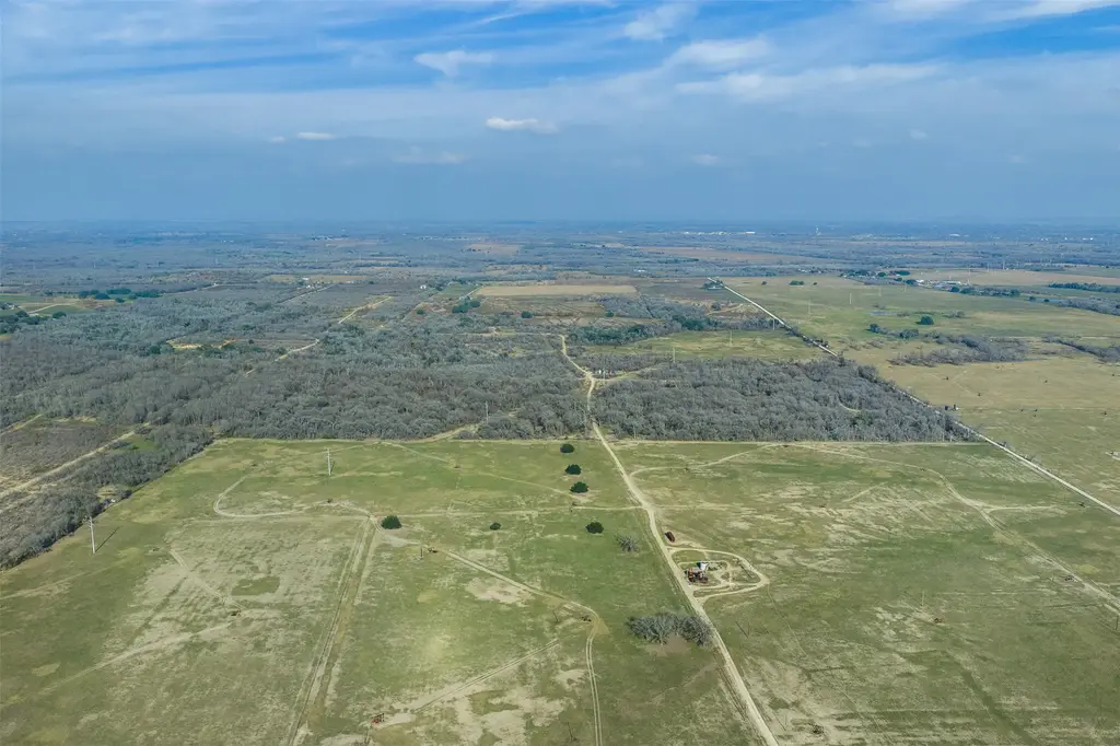1144 Treetop Lane, Luling