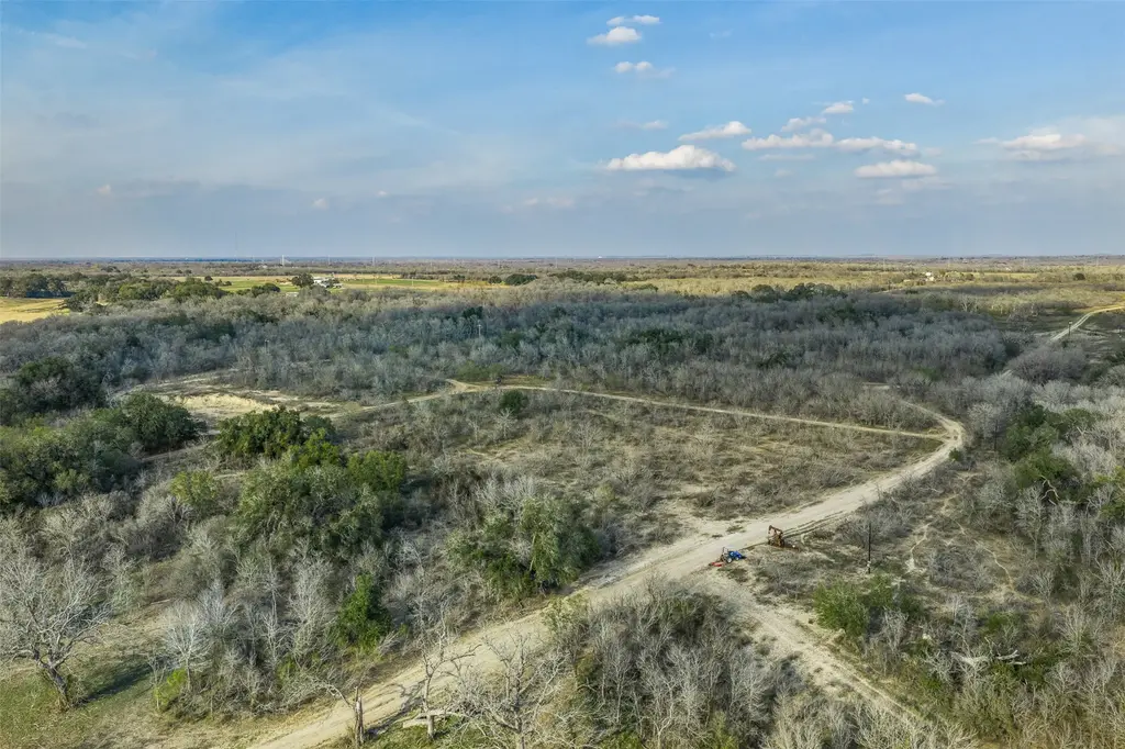 1144 Treetop Lane, Luling
