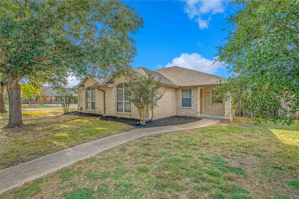 901 Crepe Myrtle Street, College Station